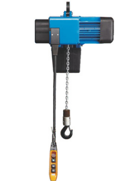 書城鋼結(jié)構(gòu)封頂后工人用歐式電動葫蘆吊裝物料